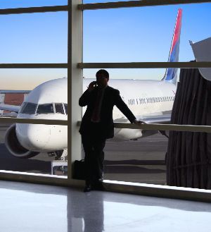 Was sollte im Flughafen und im Flugzeug beachtet werden?